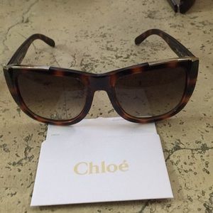 Chloe sunglasses new in bow with all credentials